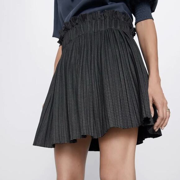 EUC Zara Pleated Houndstooth Mini Skirt Black Gray Ruffled Waist Size Small - Picture 3 of 16